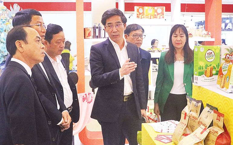 Lãnh đạo thành phố Đà Nẵng cùng các đại biểu tham quan các gian hàng tại hội chợ Xuân. (Ảnh Hoàng Cường)