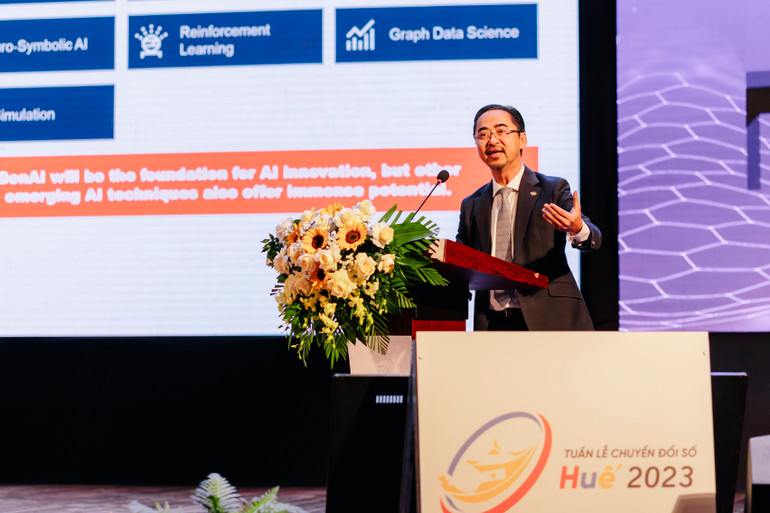 Ông Phan Thanh Sơn chia sẻ tham luận về chủ đề “AI: Cơ hội, thách thức và xu hướng khai thác dữ liệu số”.