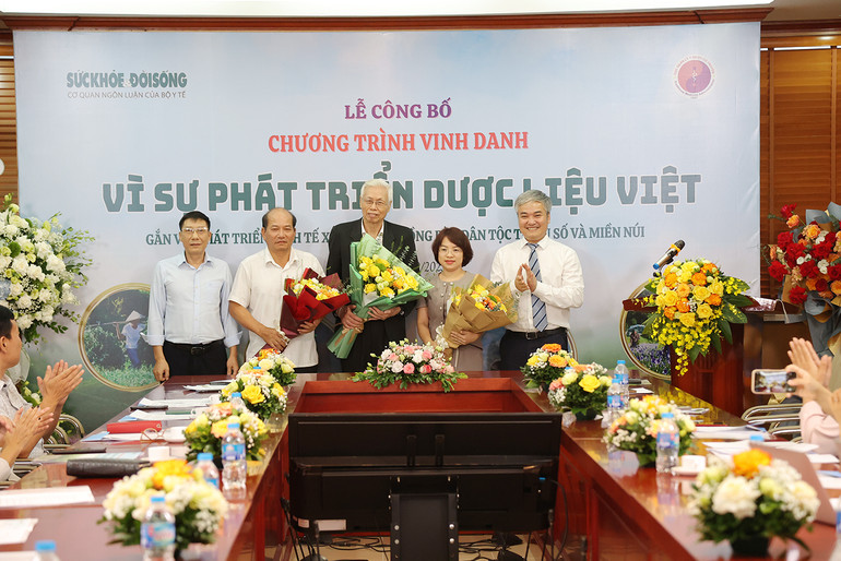 Ban tổ chức chương trình tặng hoa các thành viên Hội đồng xét duyệt hồ sơ. Ban tổ chức chương trình tặng hoa các thành viên Hội đồng xét duyệt hồ sơ.