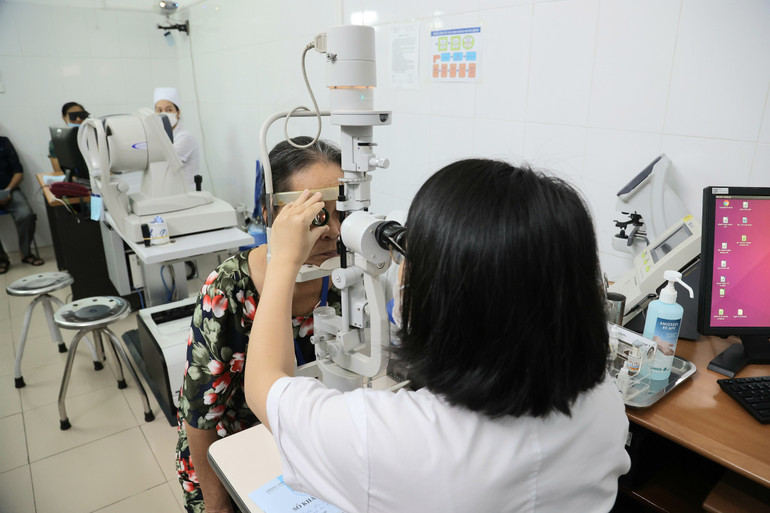 Các bác sĩ Bệnh viện Mắt Trung ương khám mắt, tư vấn miễn phí cho người cao tuổi. Các bác sĩ Bệnh viện Mắt Trung ương khám mắt, tư vấn miễn phí cho người cao tuổi.