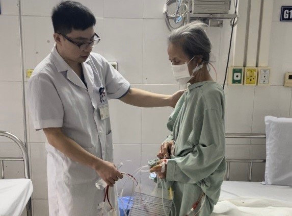 Bệnh nhân có thể đứng dậy vận động nhẹ nhàng sau mổ 24h.