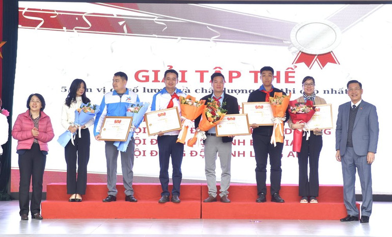 Ban tổ chức trao giải tập thể cho các đơn vị có nhiều bài dự thi và chất lượng nhất.