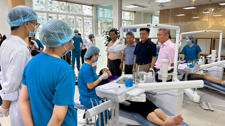 Khám chữa các bệnh về răng miệng cho người dân.