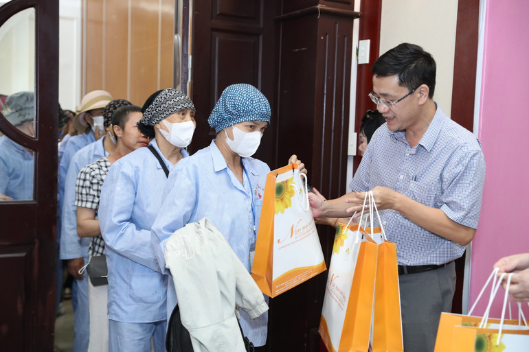 Đại diện Quỹ hỗ trợ bệnh nhân ung thư - Ngày mai tươi sáng tặng quà động viên người bệnh ung thư vú đang trong quá trình điều trị