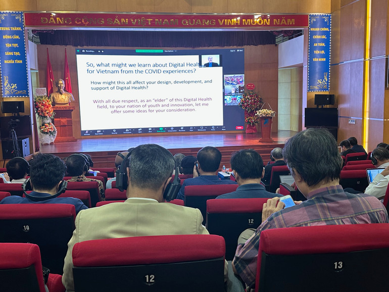 Chuyên gia quốc tế trao đổi trực tuyến tại hội nghị. Chuyên gia quốc tế trao đổi trực tuyến tại hội nghị.