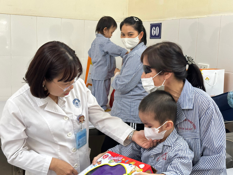 Tiến sĩ Phạm Thị Minh Châu phụ trách Đơn vị ung bướu mắt trao đổi với bệnh nhi.