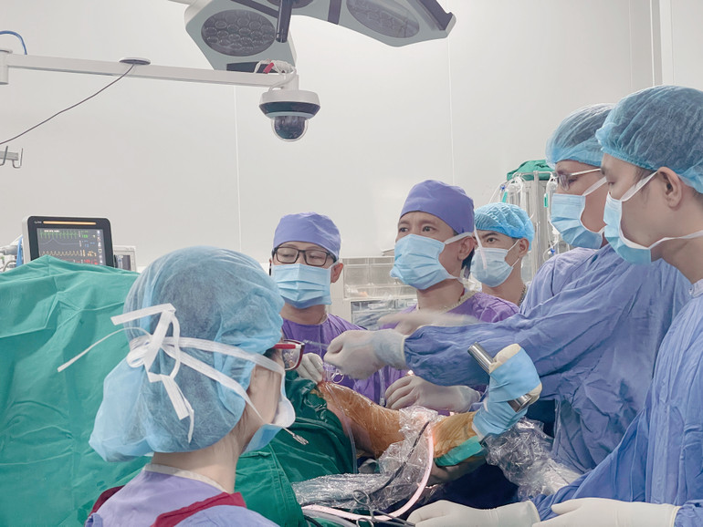 Một ca mổ thị phạm trong chương trình Hội nghị khoa học với chủ đề “Phẫu thuật ít xâm lấn trong chấn thương chỉnh hình”.