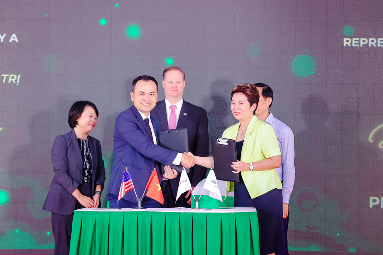 Đại diện Bệnh viện đa khoa Thanh Xuân và Tập đoàn GE healthcare ký kết biên bản ghi nhớ hợp tác chiến lược.