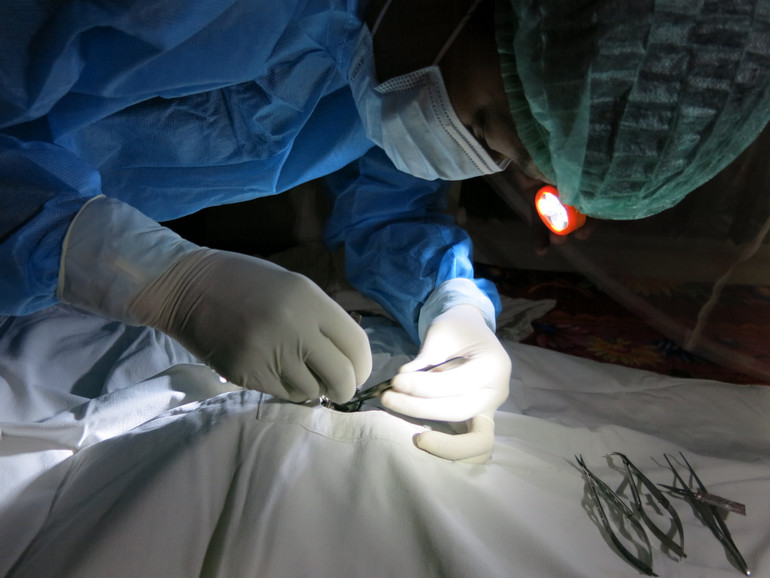 Giám đốc Ngân hàng Mắt Nguyễn Hữu Hoàng đang thực hiện một ca lấy giác mạc tại cộng đồng.