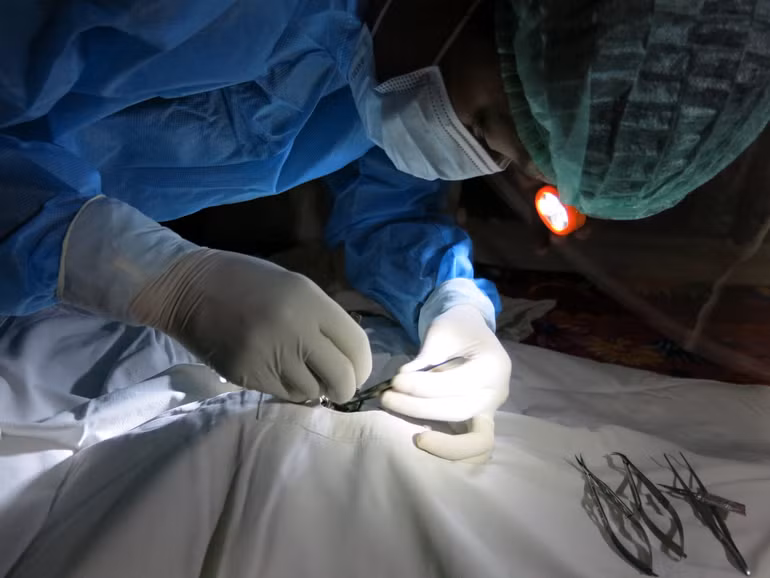 Giám đốc Ngân hàng Mắt Nguyễn Hữu Hoàng đang thực hiện một ca lấy giác mạc tại cộng đồng. Giám đốc Ngân hàng Mắt Nguyễn Hữu Hoàng đang thực hiện một ca lấy giác mạc tại cộng đồng.