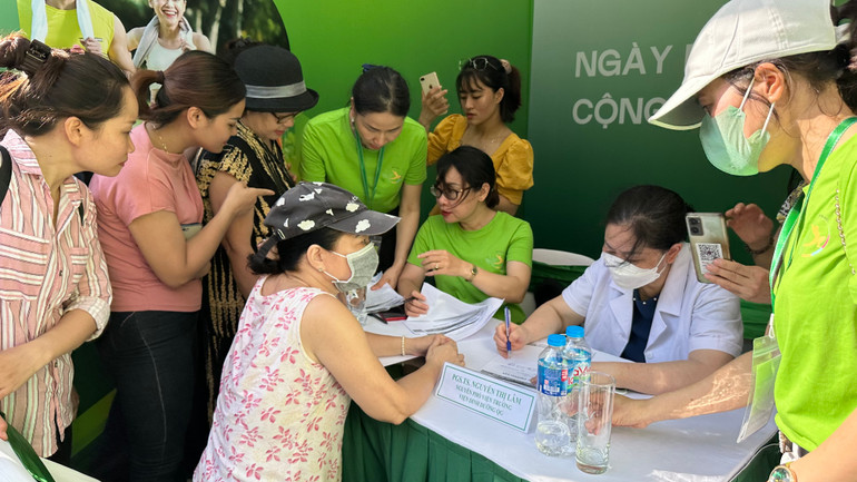 Chuyên gia dinh dưỡng tham gia tư vấn về dinh dưỡng và sức khỏe cho người dân.