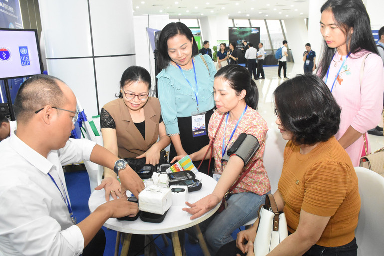 Giới thiệu các sản phẩm, thiết bị mới phục vụ theo dõi, chăm sóc sức khỏe cho người dân Giới thiệu các sản phẩm, thiết bị mới phục vụ theo dõi, chăm sóc sức khỏe cho người dân