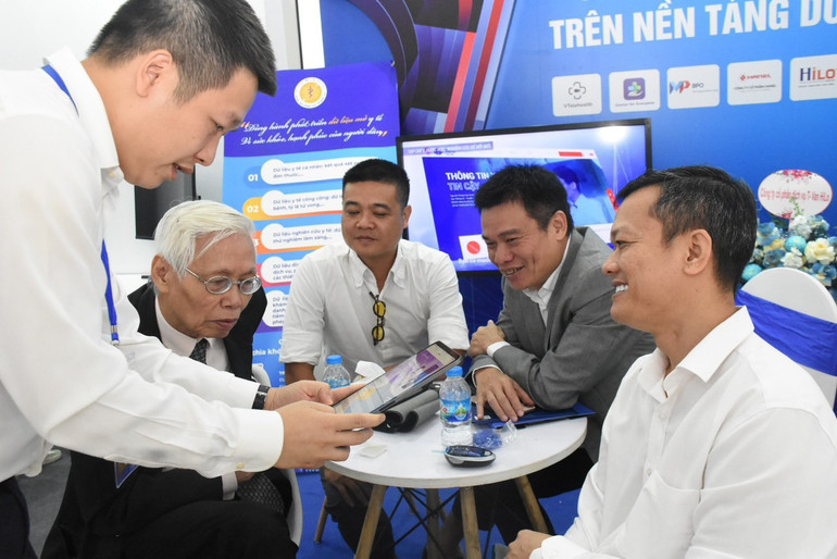 Giới thiệu các ứng dụng trong chăm sóc và bảo vệ sức khỏe người dân. Giới thiệu các ứng dụng trong chăm sóc và bảo vệ sức khỏe người dân.