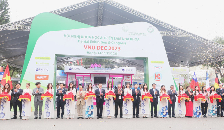 Các đại biểu cắt băng triển lãm nha khoa. Các đại biểu cắt băng triển lãm nha khoa.