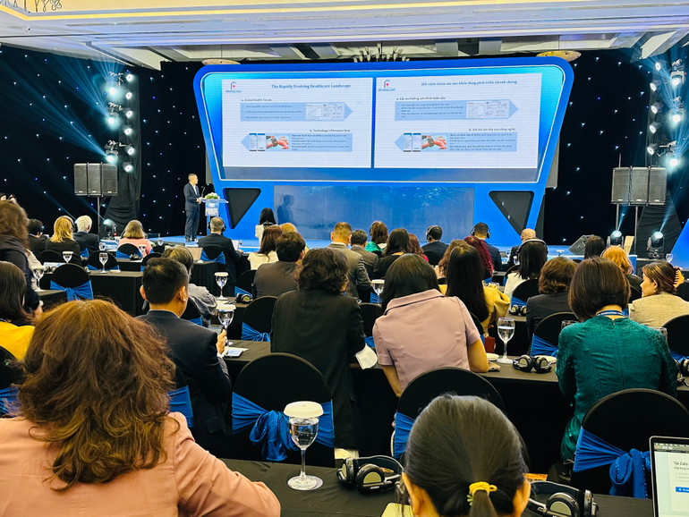 PGS, TS Nguyễn Lân Hiếu, Giám đốc Bệnh viện Đại học học Y Hà Nội trao đổi về vai trò của các giải pháp đổi mới, sáng tạo.