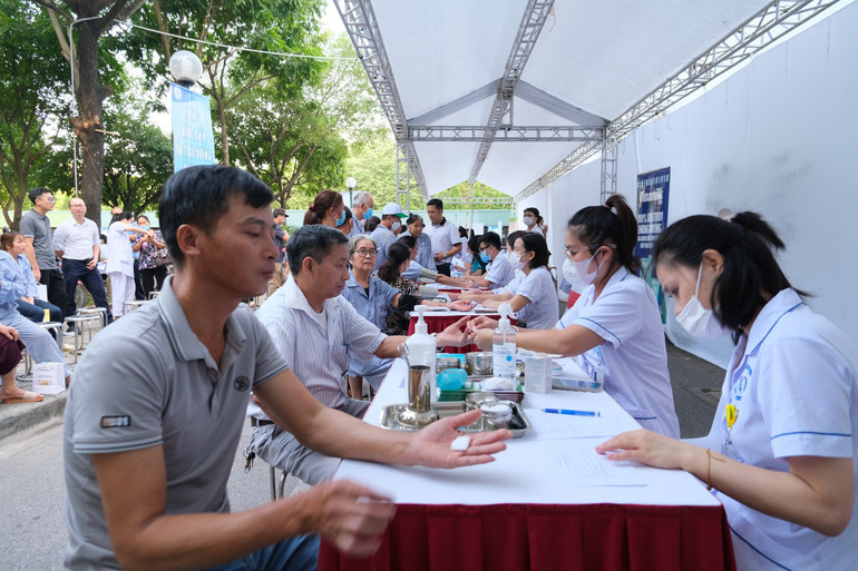 Cán bộ y tế Bệnh viện Nội tiết Trung ương khám, xét nghiệm sàng lọc bệnh đái tháo đường cho người dân.