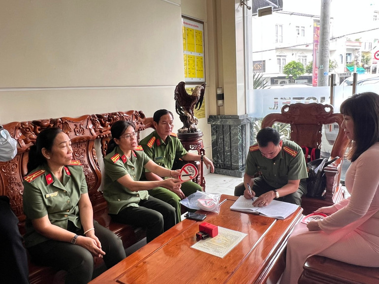 Lực lượng chức năng kiểm tra, giám sát việc thực thi Luật Phòng, chống tác hại của thuốc lá kết hợp tuyên truyền xây dựng môi trường không khói thuốc tại một số nhà hàng, khách sạn trên địa bàn TP Long Xuyên, tỉnh An Giang.