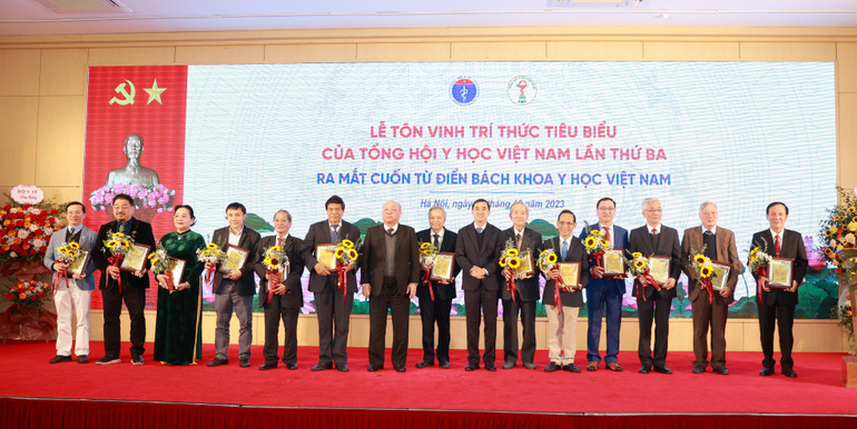 Tôn vinh, tặng hoa các trí thức tiêu biểu của Tổng hội Y học Việt Nam.