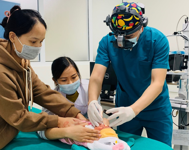 Các bác sĩ chuyên khoa mắt thăm khám và điều trị cho một bệnh nhi. Các bác sĩ chuyên khoa mắt thăm khám và điều trị cho một bệnh nhi.