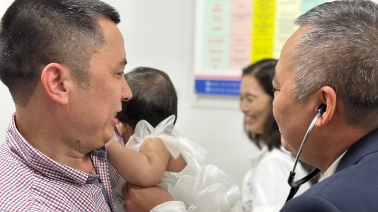 Những bệnh nhi đầu tiên được khám bệnh tại Khoa Nhi.