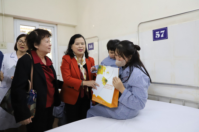 Đại diện Quỹ hỗ trợ bệnh nhân ung thư - Ngày mai tươi sáng (Bộ Y tế) tặng quà cho các cháu bé đang điều trị tại Đơn vị ung bướu mắt.