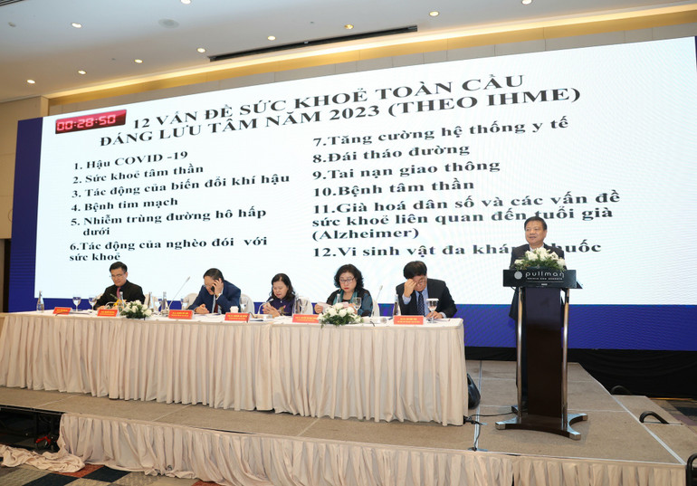 Các báo cáo viên trình bày báo cáo tại Hội nghị.