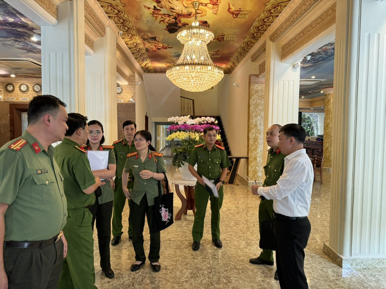 Đoàn kiểm tra tại khách sạn Victory.