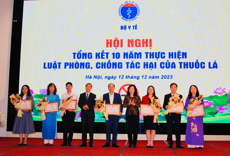 Bộ Y tế tặng Bằng khen cho các đơn vị có thành tích xuất sắc trong thực hiện Luật phòng, chống tác hại của thuốc lá.