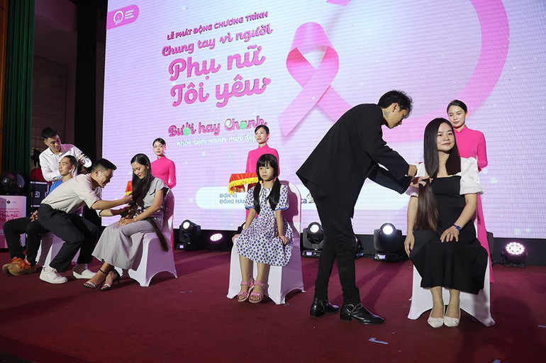 Hoạt động tặng tóc cho người bệnh ung thư.