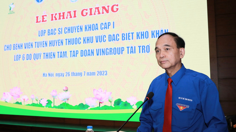 Tiến sĩ Phạm Văn Tác, Phó Chủ tịch Hội đồng Y khoa quốc gia phát biểu tại lễ khai giảng.