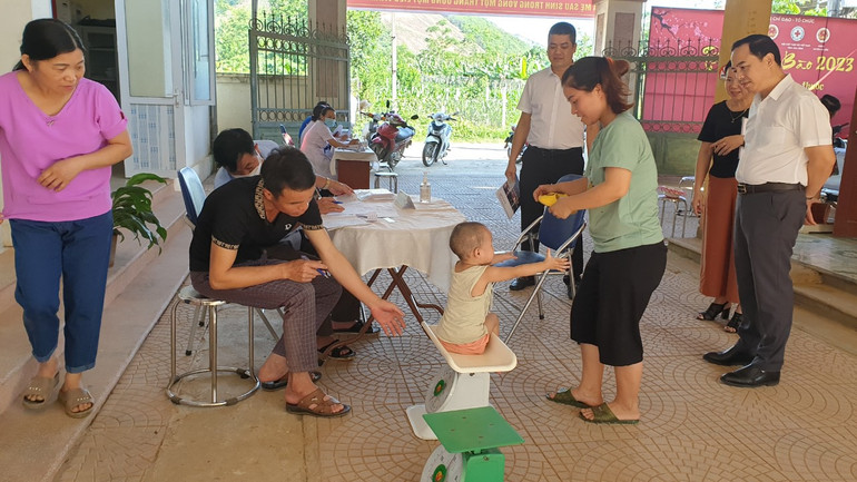 Các chuyên gia khuyến cáo các gia đình cần thường xuyên theo dõi tăng trưởng của trẻ.