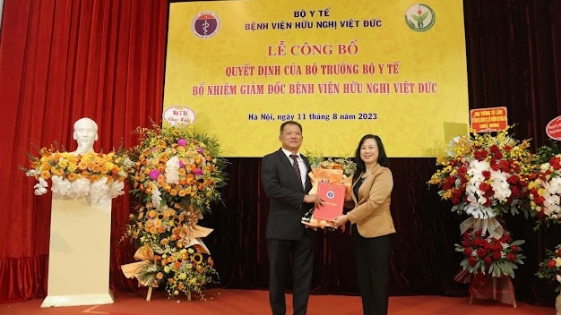Bộ trưởng Y tế trao quyết định bổ nhiệm Giám đốc Bệnh viện Hữu nghị Việt Đức cho TS, BS Dương Đức Hùng.