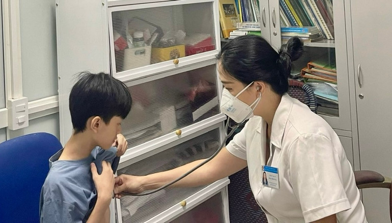 TS, BS Phan Bích Nga khám, tư vấn dinh dưỡng cho trẻ.