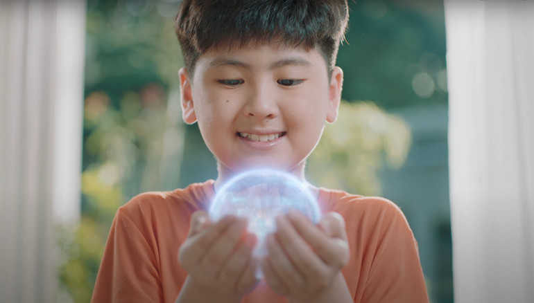 Hình tượng quả cầu pha lê trong suốt với hàm ý ẩn dụ - công nghệ của FPT là công nghệ thấu hiểu những mong ước của người dùng.