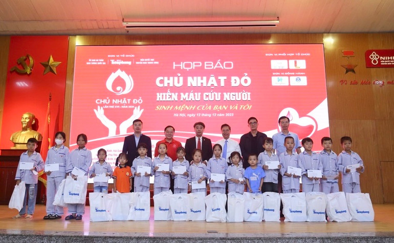 Trong khuôn khổ chương trình họp báo, Ban tổ chức trao 50 suất quà cho bệnh nhi đang điều trị tại Viện Huyết học - Truyền máu trung ương.