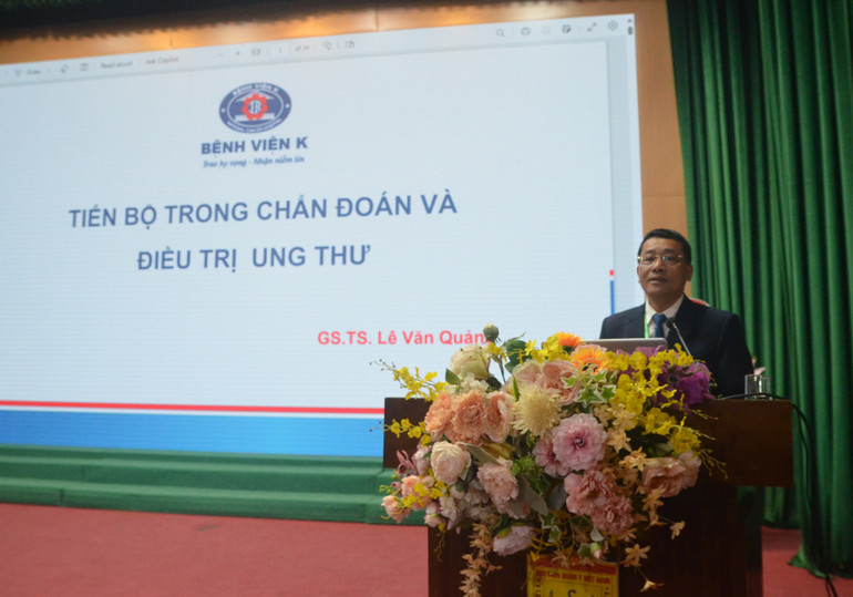 GS, TS Lê Văn Quảng-Giám đốc Bệnh K trình bày báo cáo khoa học tại Hội nghị. GS, TS Lê Văn Quảng-Giám đốc Bệnh K trình bày báo cáo khoa học tại Hội nghị.