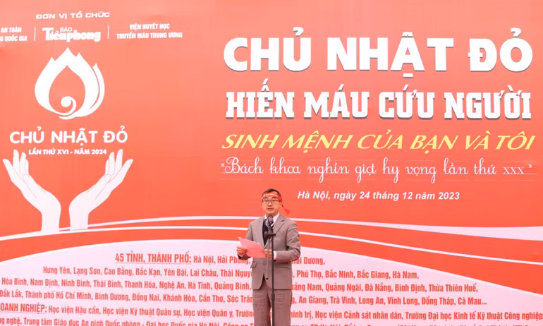 GS, TS Trần Văn Thuấn, Thứ trưởng Y tế kêu gọi những người khỏe mạnh tham gia hiến máu cứu người. GS, TS Trần Văn Thuấn, Thứ trưởng Y tế kêu gọi những người khỏe mạnh tham gia hiến máu cứu người.