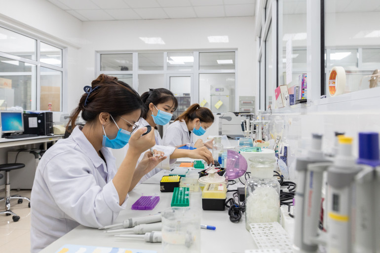 Buổi học thực hành của sinh viên tại phòng thí nghiệm.