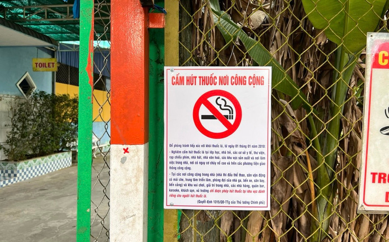 Hầu hết các địa điểm công cộng đều đã được treo biển cấm hút thuốc.