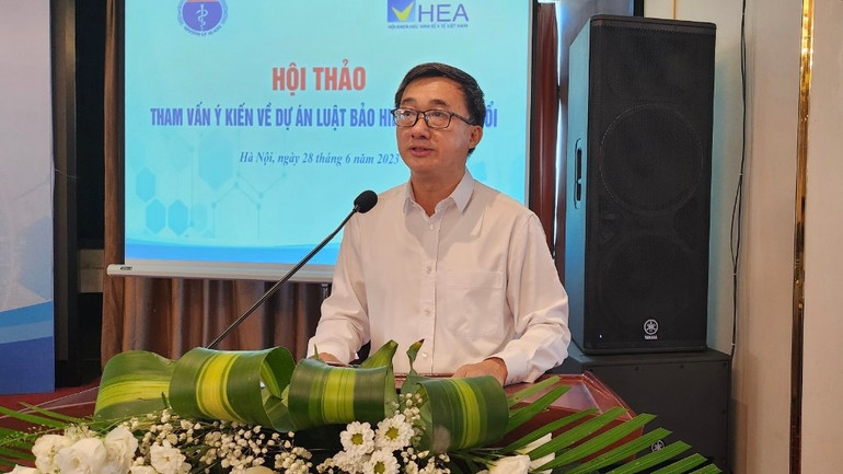 Thứ trưởng Bộ Y tế Trần Văn Thuấn phát biểu ý kiến tại hội thảo