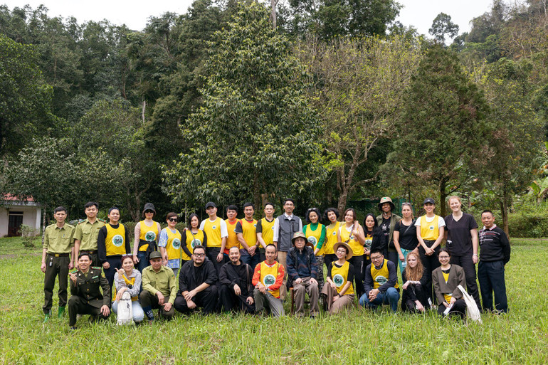 Đoàn Menard Việt Nam chụp ảnh lưu niệm cùng Ban lãnh đạo Vườn Quốc gia Cúc Phương, các chuyên gia trong lĩnh vực bảo tồn thiên nhiên trong hành trình gần nhất.