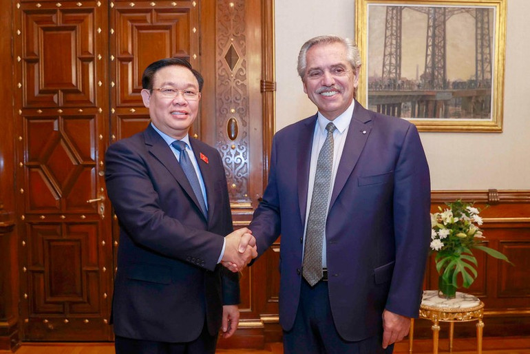 Chủ tịch Quốc hội Vương Đình Huệ và Tổng thống Argentina Alberto Fernandez. (Ảnh: Doãn Tấn/TTXVN)