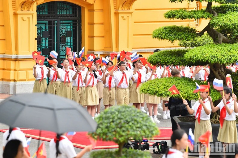 Thiếu nhi Thủ đô Hà Nội chào đón Tổng thống Liên bang Nga Vladimir Putin. (Ảnh: THỦY NGUYÊN - ĐĂNG KHOA)