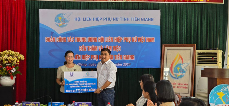 Unilever Việt Nam phối hợp Hội Liên Hiệp Phụ Nữ Tiền Giang chung tay hỗ trợ những gia đình ảnh hưởng xâm nhập mặn tại địa phương. Ảnh: Unilever