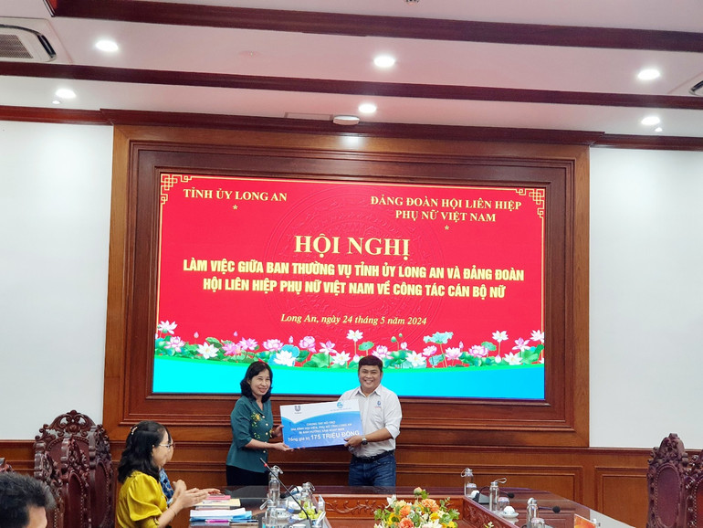 Đại diện Unilver trao quà cho bà con vùng hạn mặn tại Long An: Ảnh: Unilever