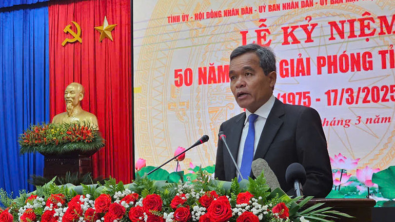 Ủy viên Trung ương Đảng, Bí thư Tỉnh ủy, Chủ tịch Hội đồng nhân dân tỉnh Hồ Văn Niên đọc diễn văn tại lễ kỷ niệm.