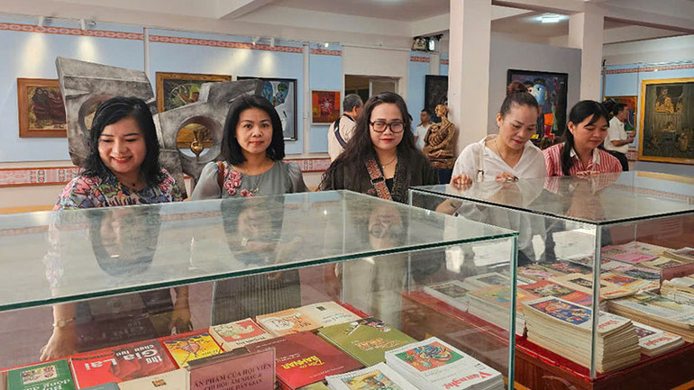 Triển lãm "50 năm nền văn học nghệ thuật Gia Lai sau ngày đất nước thống nhất" thu hút đông đảo người dân quan tâm.
