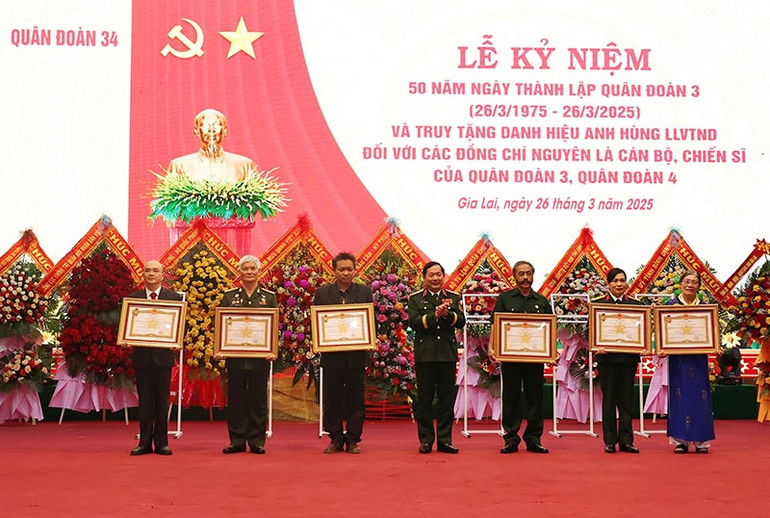 Thừa ủy quyền của Chủ tịch nước, Thượng tướng Lê Huy Vịnh - Ủy viên Ban Chấp hành Trung ương Đảng, Thứ trưởng Quốc phòng trao tặng danh hiệu Anh hùng Lực lượng Vũ trang nhân dân cho các thân nhân gia đình. Thừa ủy quyền của Chủ tịch nước, Thượng tướng Lê Huy Vịnh - Ủy viên Ban Chấp hành Trung ương Đảng, Thứ trưởng Quốc phòng trao tặng danh hiệu Anh hùng Lực lượng Vũ trang nhân dân cho các thân nhân gia đình.