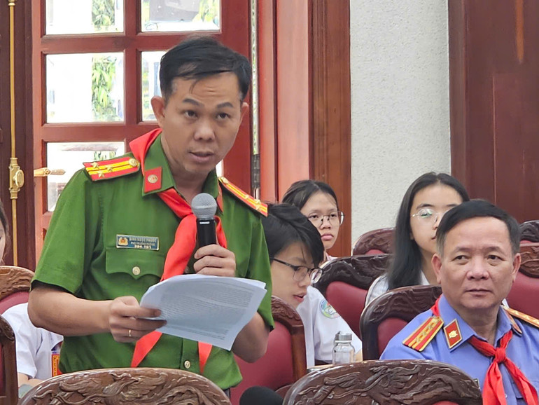 Đại diện ngành Công an trả lời câu hỏi về nhóm vấn đề phòng ngừa trẻ em sử dụng chất kích thích, ma túy; ngăn chặn việc mua bán chất gây nổ, vật liệu làm pháo... Đại diện ngành Công an trả lời câu hỏi về nhóm vấn đề phòng ngừa trẻ em sử dụng chất kích thích, ma túy; ngăn chặn việc mua bán chất gây nổ, vật liệu làm pháo...