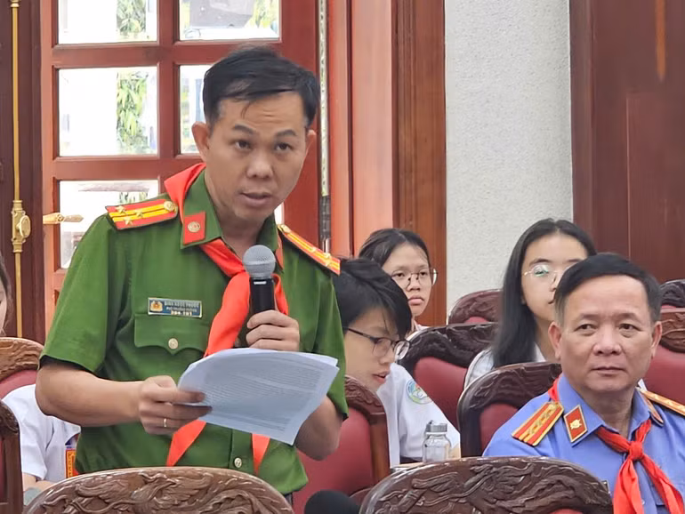 Đại diện ngành Công an trả lời câu hỏi về nhóm vấn đề phòng ngừa trẻ em sử dụng chất kích thích, ma túy; ngăn chặn việc mua bán chất gây nổ, vật liệu làm pháo...